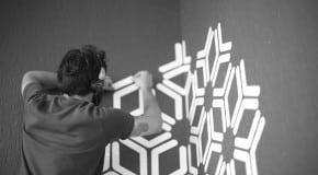 Portrait : l’artiste Erell expose ses stickers hexagonaux à Paris